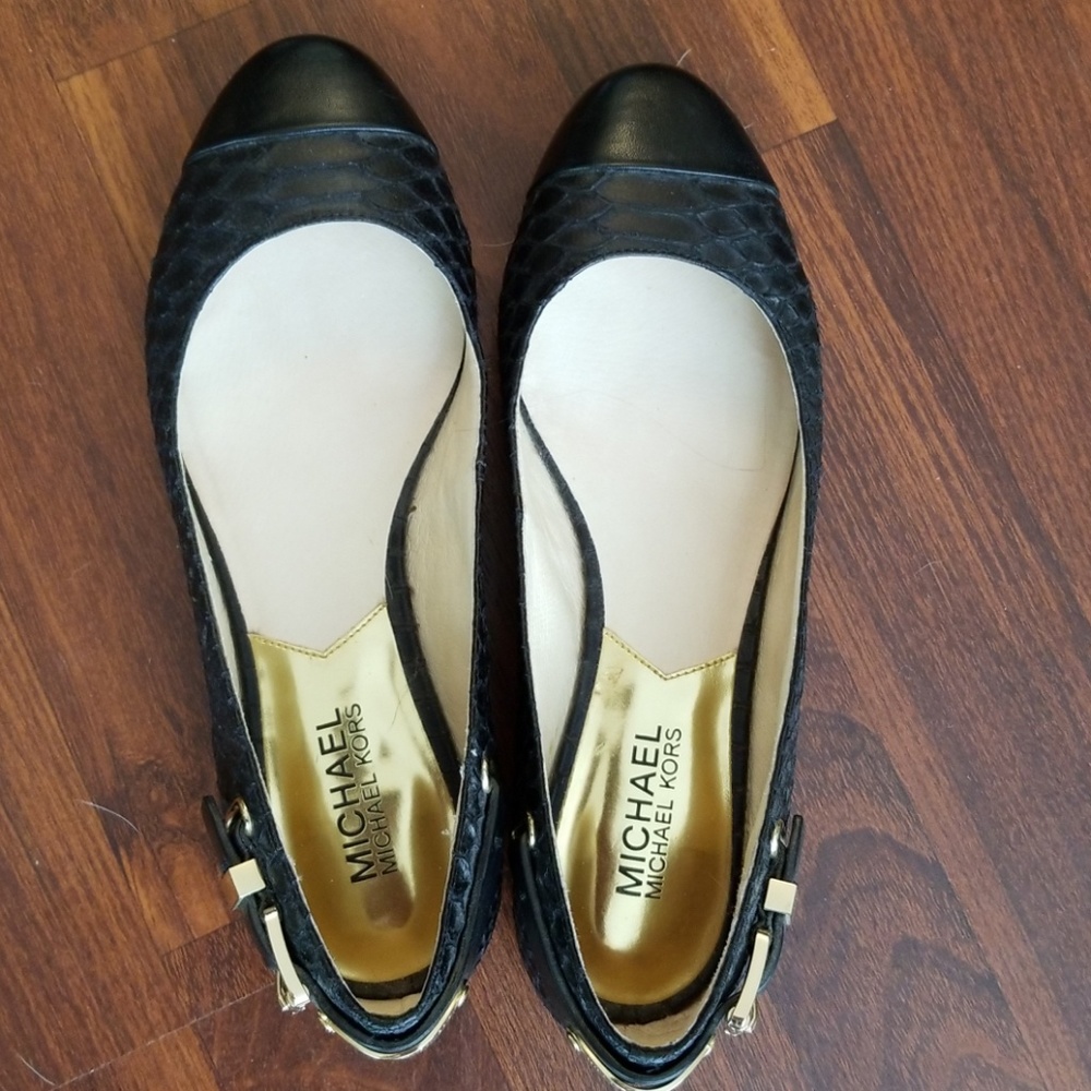Leather flat shoes